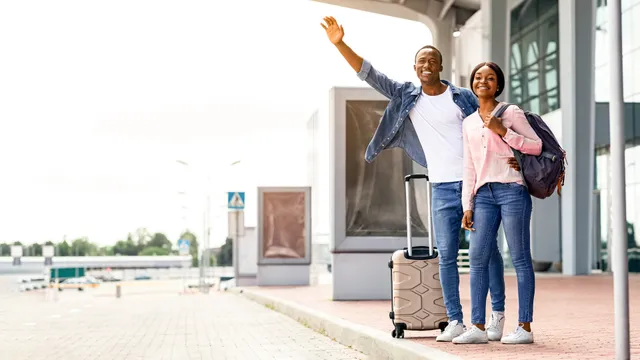 Couple avec valises à l’aéroport