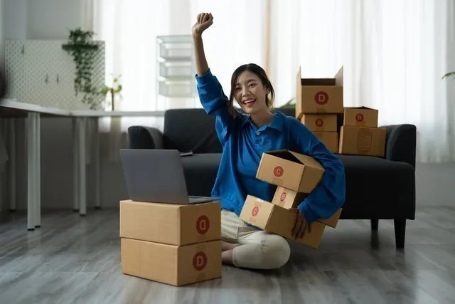Déménagement avec cartons dans un bureau